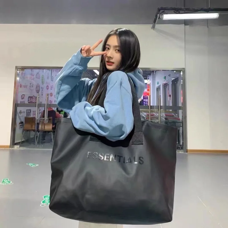 Essentials Tote Bag Men Luxury Shopping Bag Diagonal Handbag for Women Travel bag Casual PU Unisex Black High Capacity Wild Bags
Essentials Tote Bag Men Luxury Shopping Bag Diagonal Handbag for Women Travel bag Casual PU Unisex Black High Capacity Wild Bags