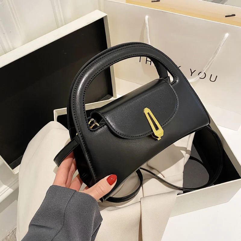 PU Leather Wallets Holders Women Summer Fashion Messenger Bag With Chain Casual Handbag Female Elegant Party Night Saddle Bags 
PU Leather Wallets Holders Women Summer Fashion Messenger Bag With Chain Casual Handbag Female Elegant Party Night Saddle Bags