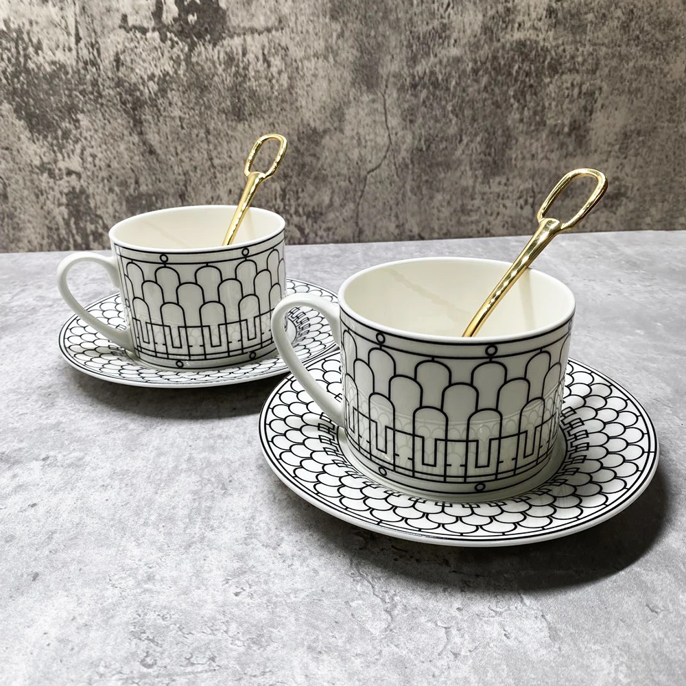 Bone china Coffee Cups Saucer Set Exquisite Gold Rim Tea Water Cups Beautiful Teacup Ceramic Kitchen Accessories
Bone china Coffee Cups Saucer Set Exquisite Gold Rim Tea Water Cups Beautiful Teacup Ceramic Kitchen Accessories
