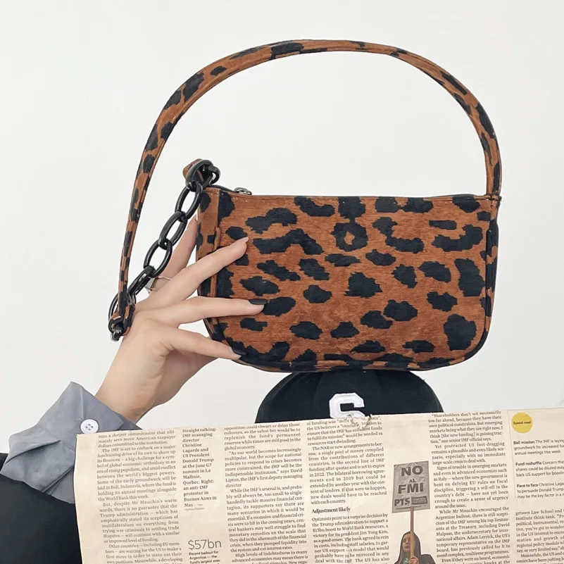 Новинка Осень-зима 2020 модная сумка-багет с леопардовым и зебровым узором на цепочке универсальная Повседневная сумка через плечо для подмы...
Новинка Осень-зима 2020 модная сумка-багет с леопардовым и зебровым узором на цепочке универсальная Повседневная сумка через плечо для подмы...