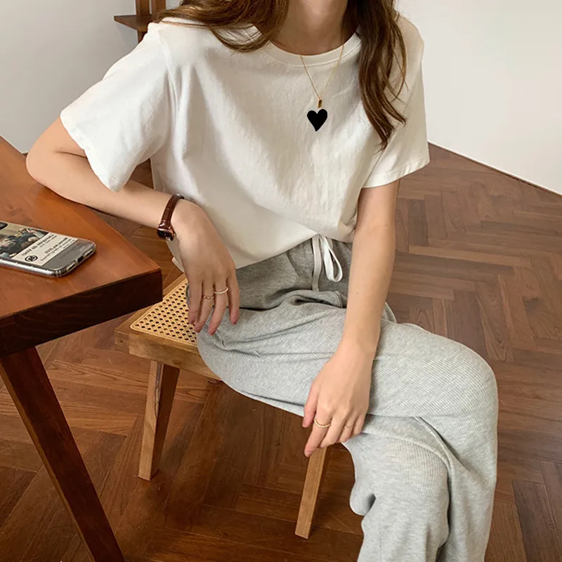 Peach heart summer new black and white short-sleeved t-shirt ladies heart-shaped simple top all-match round neck bottoming shirt
Peach heart summer new black and white short-sleeved t-shirt ladies heart-shaped simple top all-match round neck bottoming shirt