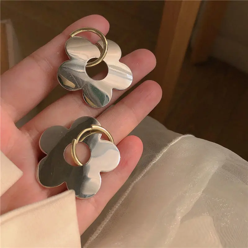 Popular Fashion Silver Gloss Pendant Flower Women's Earrings Korean Hollow Out High Quality Daily Grade Jewelry
Popular Fashion Silver Gloss Pendant Flower Women's Earrings Korean Hollow Out High Quality Daily Grade Jewelry