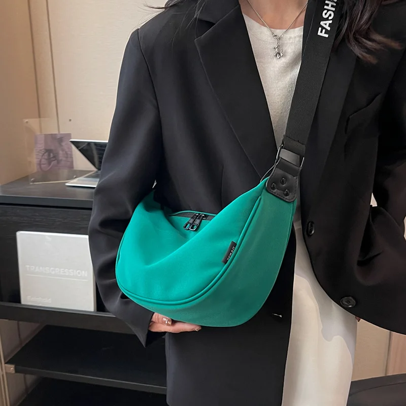 Simple Nylon Waterproof Messenger Bag for Girls Wide Shoulder Strap Letter Shoulder Bags for Women Vintage Zipper Handbags Sac
Simple Nylon Waterproof Messenger Bag for Girls Wide Shoulder Strap Letter Shoulder Bags for Women Vintage Zipper Handbags Sac