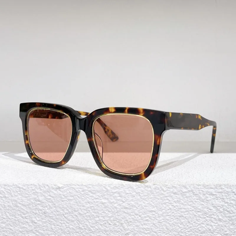 Metal edging Acetate Brown Tortoiseshell Frame Square Sunglasses Women Fashion Sunglasses
Metal edging Acetate Brown Tortoiseshell Frame Square Sunglasses Women Fashion Sunglasses