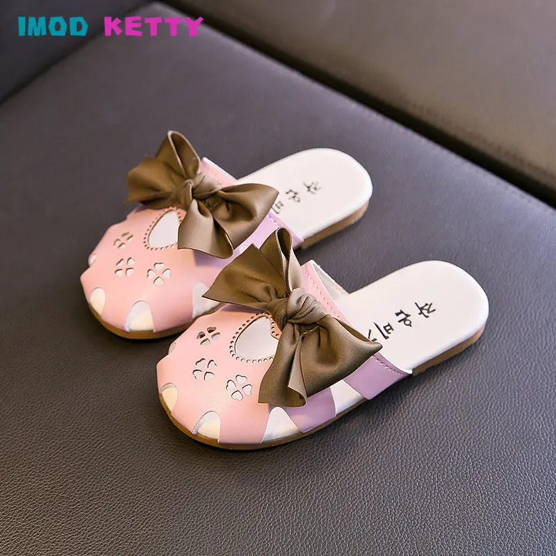 Girl Slippers 2023 Summer New Korean Edition Ribbon Bowtie Cut-outs Beige Khaki Stylish Slip-on Light Cover Toe Kids Flat Shoes
Girl Slippers 2023 Summer New Korean Edition Ribbon Bowtie Cut-outs Beige Khaki Stylish Slip-on Light Cover Toe Kids Flat Shoes