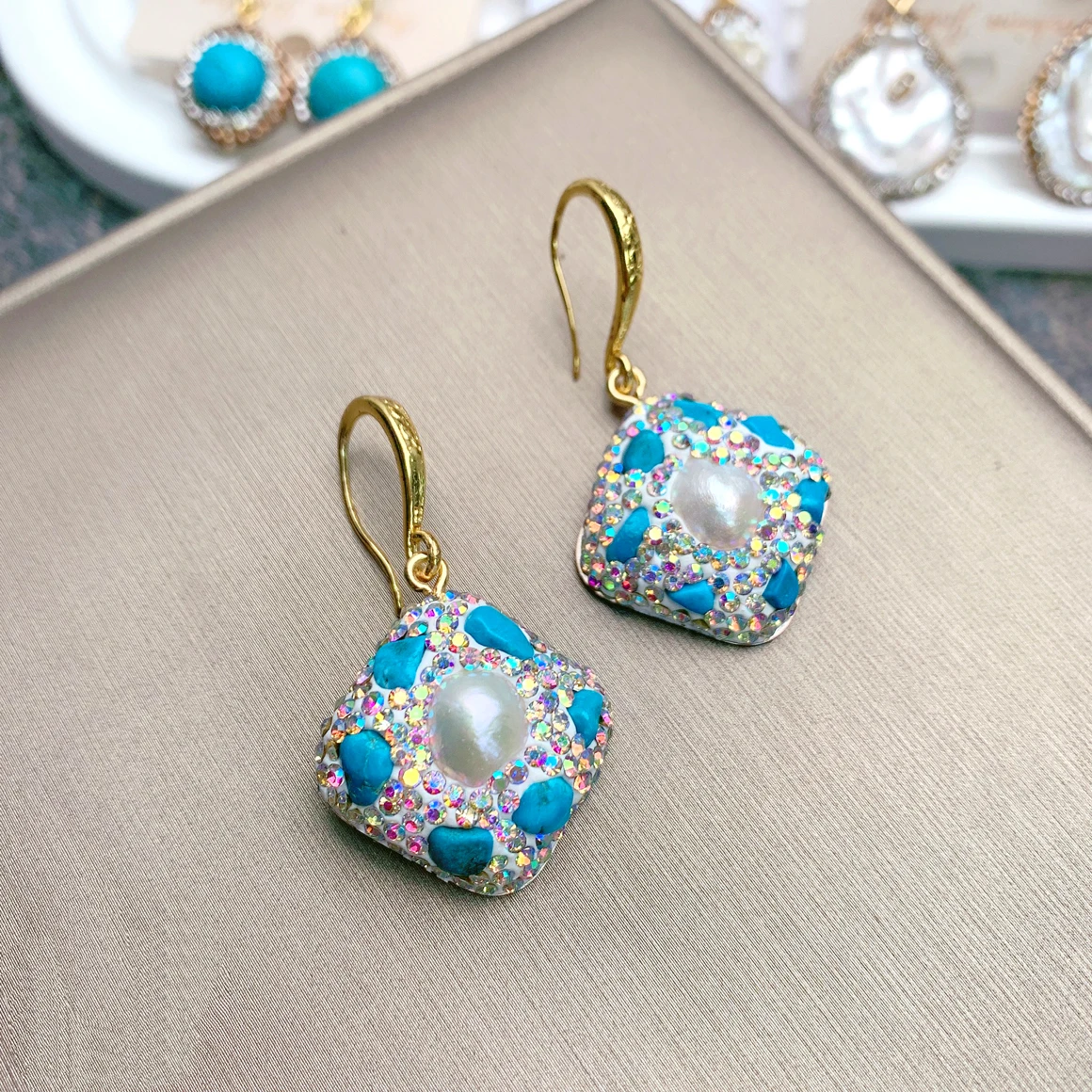 Женские серьги-кольца, квадратные серьги-кольца
Женские серьги-кольца, квадратные серьги-кольца