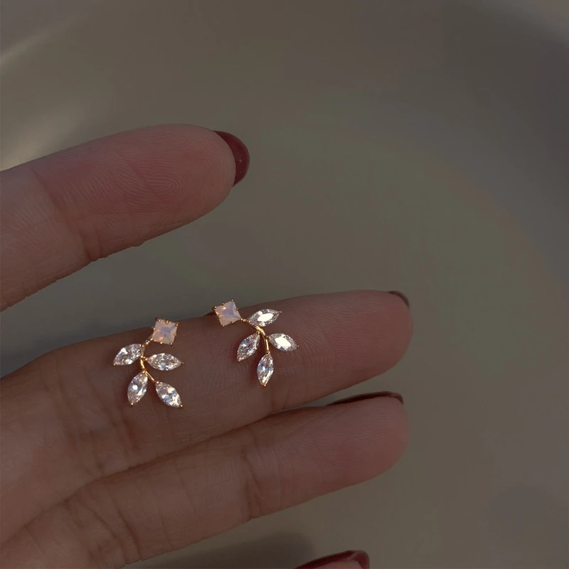 Fresh Sweet Silver Color Pink Zircon Simple Olive Branch Leaf Earrings For Elegant Women Girl Cute Student Fashion Jewelry
Fresh Sweet Silver Color Pink Zircon Simple Olive Branch Leaf Earrings For Elegant Women Girl Cute Student Fashion Jewelry