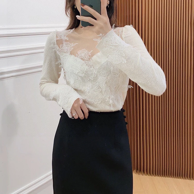 22 AW Bottoming Shirt Women Long Sleeve Sexy V-neck Lace Embroidery Pullover High Sense Fashion 2 Solid Color Elegent Slim Tops
22 AW Bottoming Shirt Women Long Sleeve Sexy V-neck Lace Embroidery Pullover High Sense Fashion 2 Solid Color Elegent Slim Tops