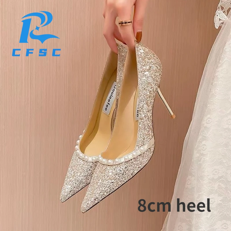 Туфли на высоком каблуке-шпильке с острым носком и жемчугом
Туфли на высоком каблуке-шпильке с острым носком и жемчугом