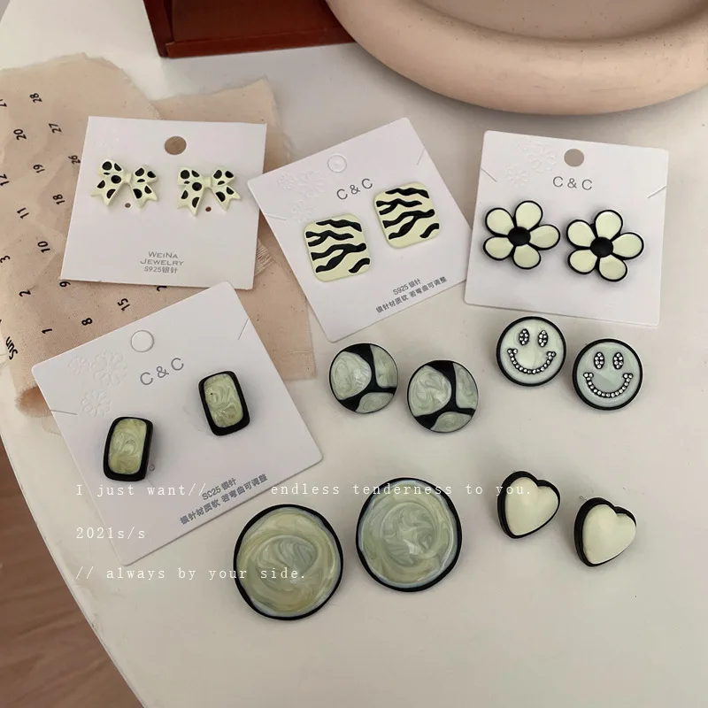 925 Silver Needle Black-and-white Oil Dripping Earrings, A Collection Of Korean Style Smiling Faces, Flower Bows, Temp
925 Silver Needle Black-and-white Oil Dripping Earrings, A Collection Of Korean Style Smiling Faces, Flower Bows, Temp
