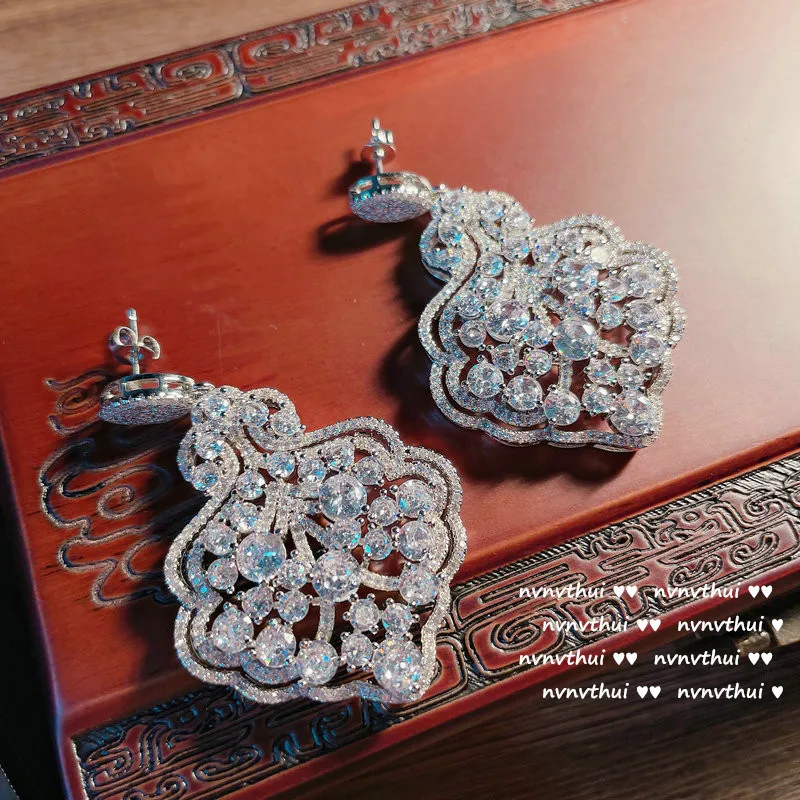 Bright Light Flower Gem Earrings Designer 18K Gold Plating Eight Hearts and Eight Arrows Water Drop Zircon Leaf-Shaped Earring
Bright Light Flower Gem Earrings Designer 18K Gold Plating Eight Hearts and Eight Arrows Water Drop Zircon Leaf-Shaped Earring