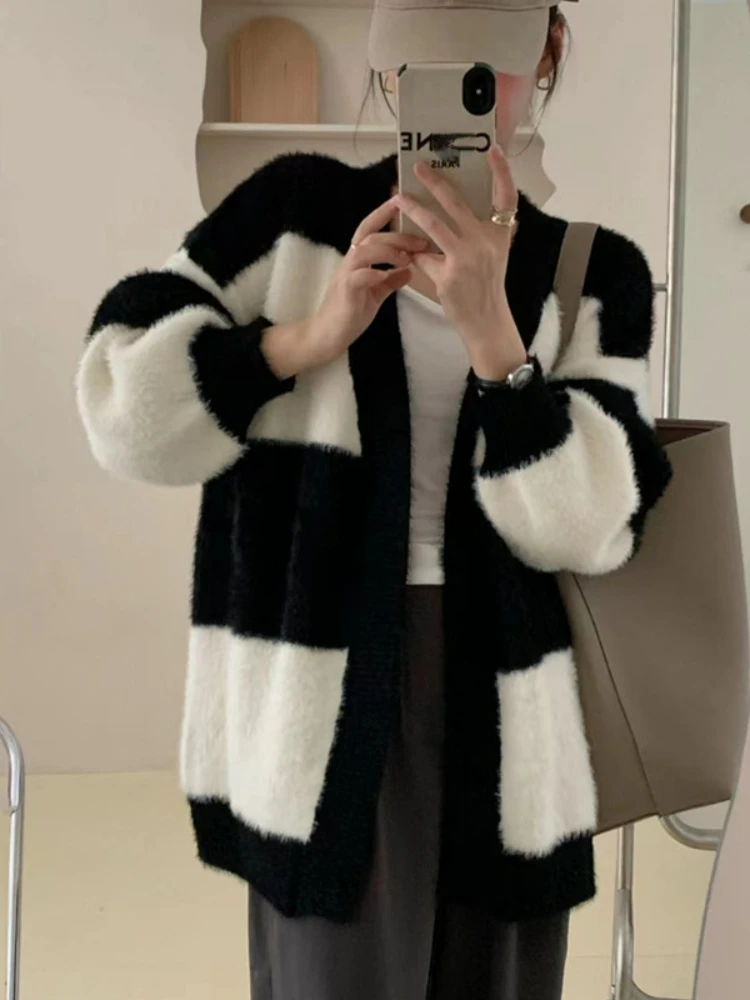 Женская трикотажная верхняя одежда в полоску, свободный Свитер оверсайз в стиле ретро с V-образным вырезом, повседневные топы с длинным рукавом, имитация детской одежды, новинка 2023
Женская трикотажная верхняя одежда в полоску, свободный Свитер оверсайз в стиле ретро с V-образным вырезом, повседневные топы с длинным рукавом, имитация детской одежды, новинка 2023