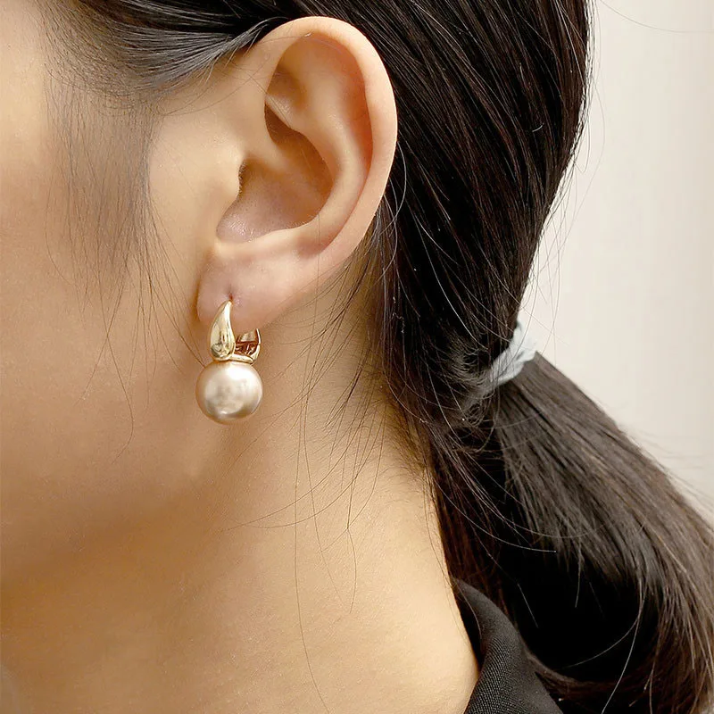 French Vintage Design Big Pearl Earrings For Women Elegant Korean Japanese Ladies Ear Jewelry Charm Female Buckle Earring
French Vintage Design Big Pearl Earrings For Women Elegant Korean Japanese Ladies Ear Jewelry Charm Female Buckle Earring