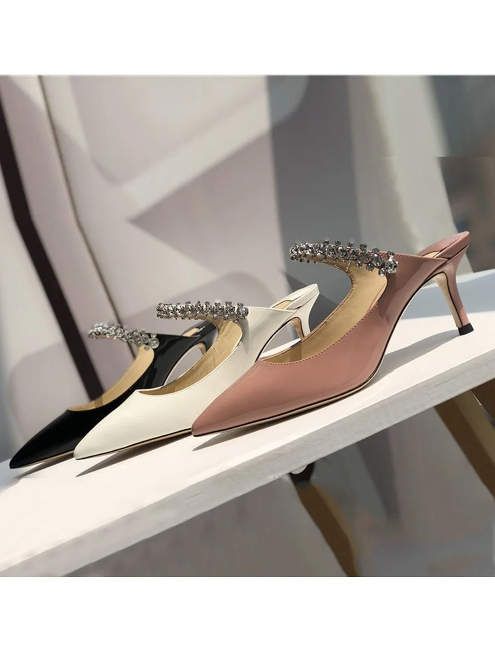 New high-heeled pointed Baotou half support shoes women's summer leather white thin heel sexy flat bottom sandals with back air
New high-heeled pointed Baotou half support shoes women's summer leather white thin heel sexy flat bottom sandals with back air