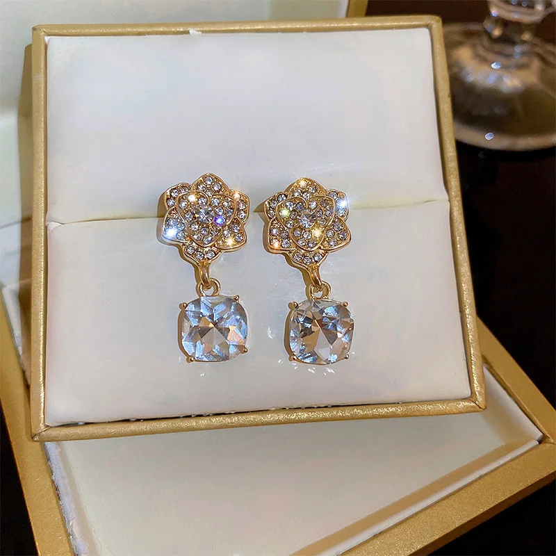Diamond-inlaid Flowers Fashionable Advanced Design Stud Earrings For Women Korean Fashion Earring Birthday Party Jewelry Gifts
Diamond-inlaid Flowers Fashionable Advanced Design Stud Earrings For Women Korean Fashion Earring Birthday Party Jewelry Gifts