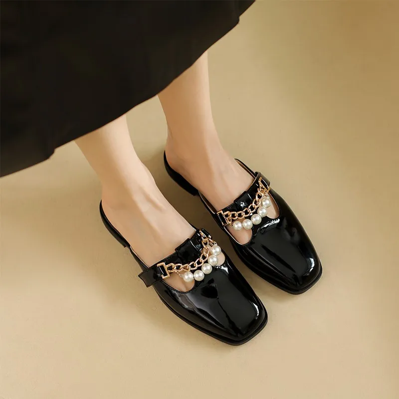 Street All-match Womens Mules With Pearls Patent Leather Square Toe Metal Chain Flat Shoes Half Slipper Woman Sandals Size 41 42
Street All-match Womens Mules With Pearls Patent Leather Square Toe Metal Chain Flat Shoes Half Slipper Woman Sandals Size 41 42