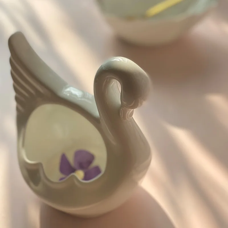European-style ceramic beautiful swan shape flower pot simple pure white bone china swan flower basket home decoration ornaments
European-style ceramic beautiful swan shape flower pot simple pure white bone china swan flower basket home decoration ornaments