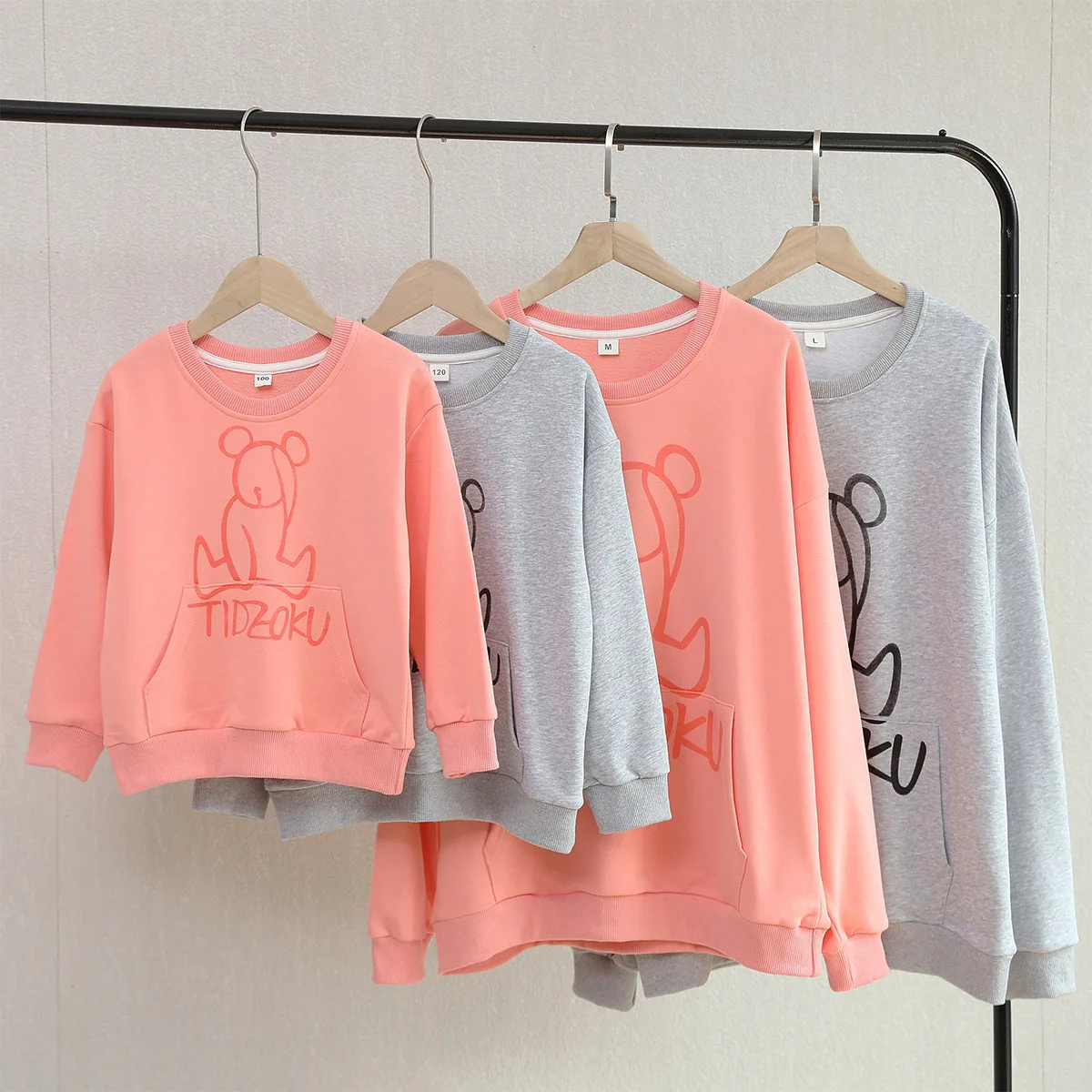 Family Look Autumn Winter Matching Heedies Kids Long Sleeve Tops For Women Clothes 2022 Parent-Child Fashion Hooded Sweatshirts
Family Look Autumn Winter Matching Heedies Kids Long Sleeve Tops For Women Clothes 2022 Parent-Child Fashion Hooded Sweatshirts