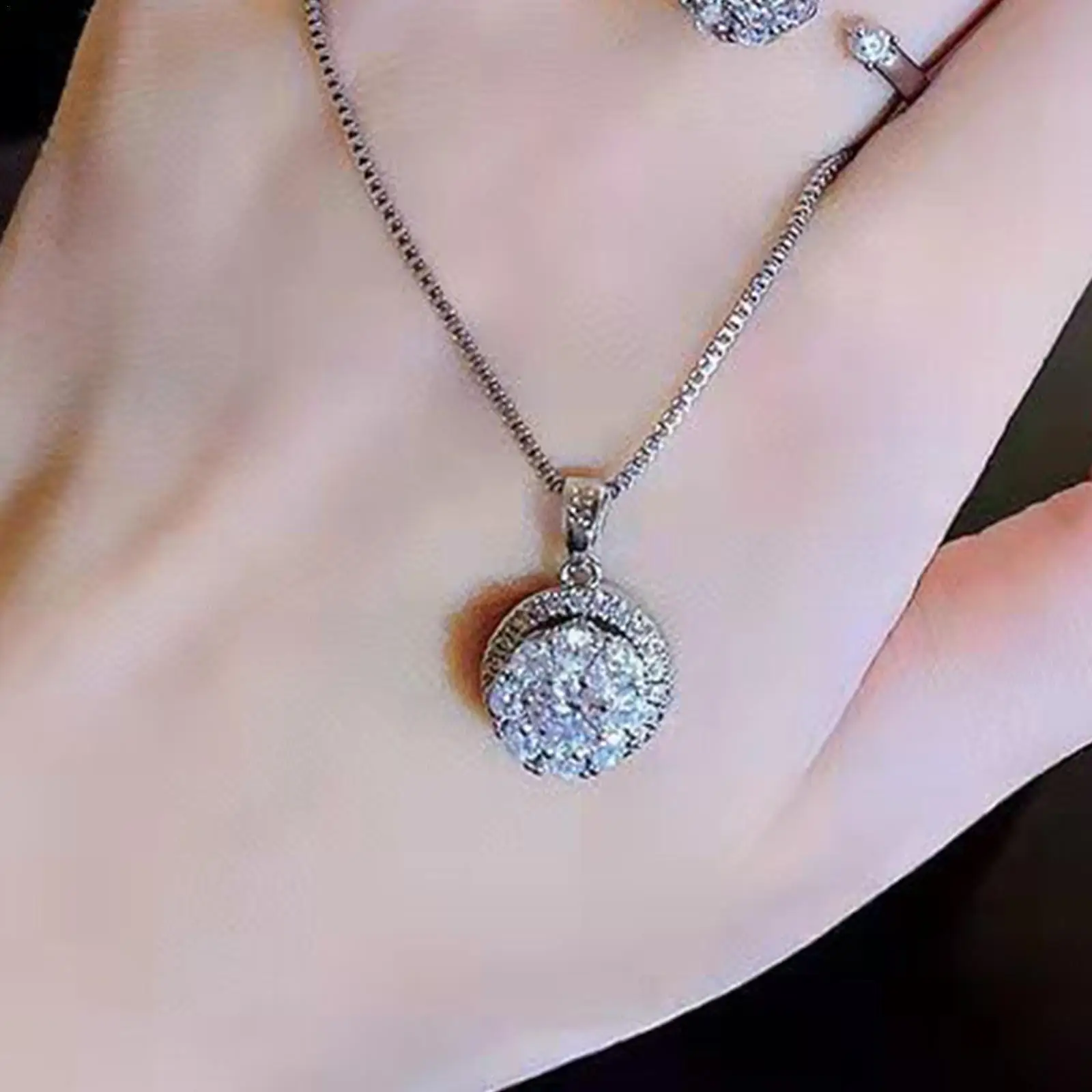 Ultra Shimmering Micro Encrusted Zircon Comes With Rotating Pendant Charm Necklaces For Women Girls Luxury Fashion Necklace A7U8 
Ultra Shimmering Micro Encrusted Zircon Comes With Rotating Pendant Charm Necklaces For Women Girls Luxury Fashion Necklace A7U8