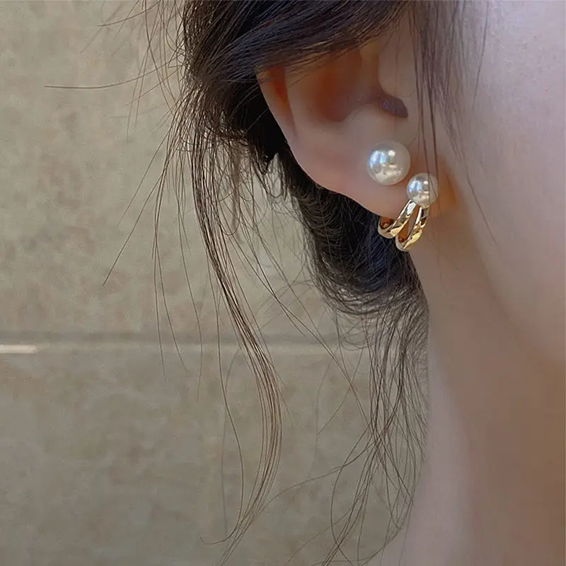 Fashion Retro Temperament Pearl Stud Earrings Korean Special-interest Gold Color Funny Earrings for Women Luxury Jewelry Gifts
Fashion Retro Temperament Pearl Stud Earrings Korean Special-interest Gold Color Funny Earrings for Women Luxury Jewelry Gifts