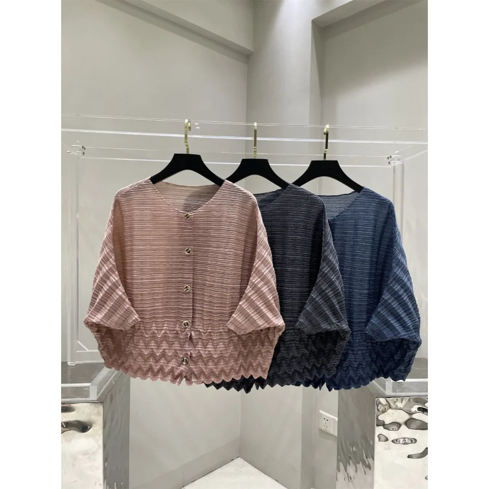 Женская плиссированная футболка миаке, однотонная тонкая футболка большого размера с волнистым узором, модные яркие Короткие топы, 2023
Женская плиссированная футболка миаке, однотонная тонкая футболка большого размера с волнистым узором, модные яркие Короткие топы, 2023