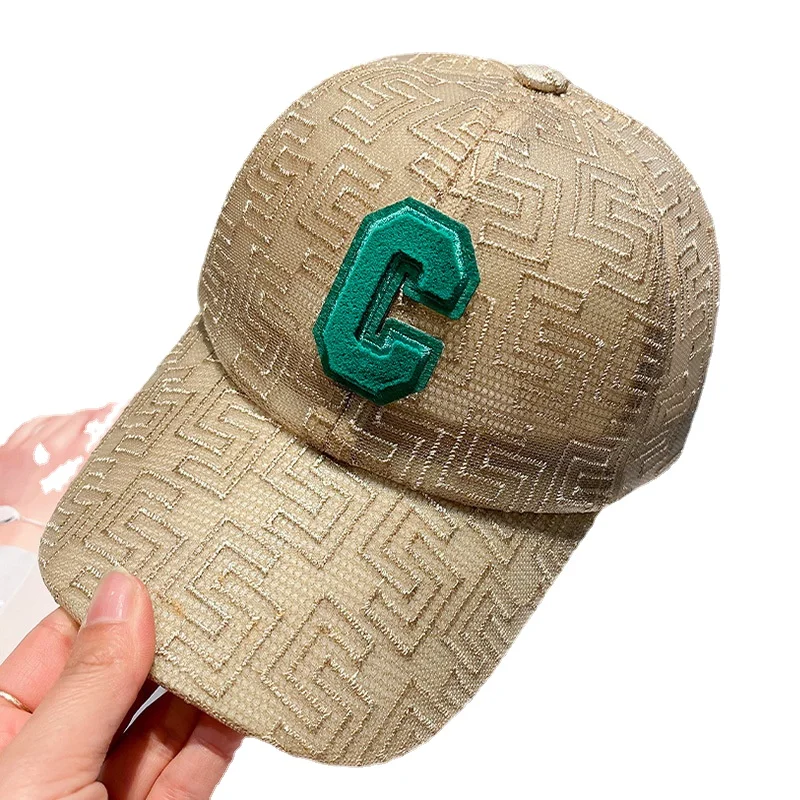 Бейсболка женская с вышивкой и надписью «C»
Бейсболка женская с вышивкой и надписью «C»