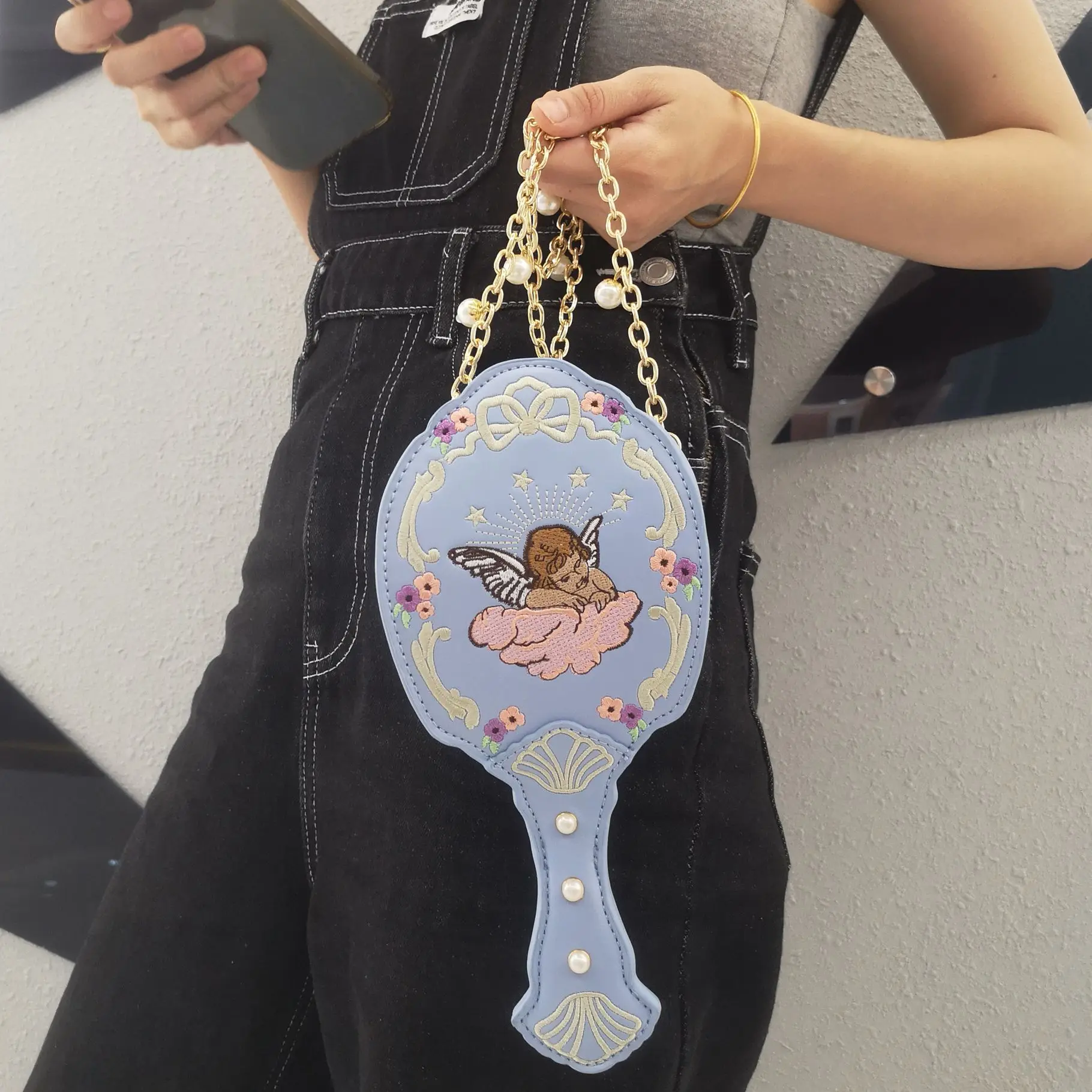 Модные зеркальные сумки на плечо с мультяшным рисунком для женщин, новинка, дамская сумка через плечо с цепочкой и жемчугом, женские кошельк...
Модные зеркальные сумки на плечо с мультяшным рисунком для женщин, новинка, дамская сумка через плечо с цепочкой и жемчугом, женские кошельк...