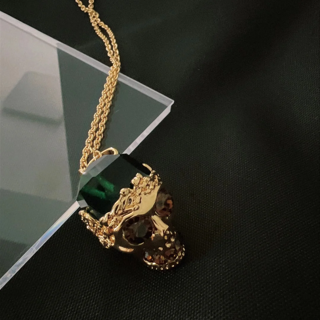 European and American fashion personality green Alec stone skull pendant necklace
European and American fashion personality green Alec stone skull pendant necklace