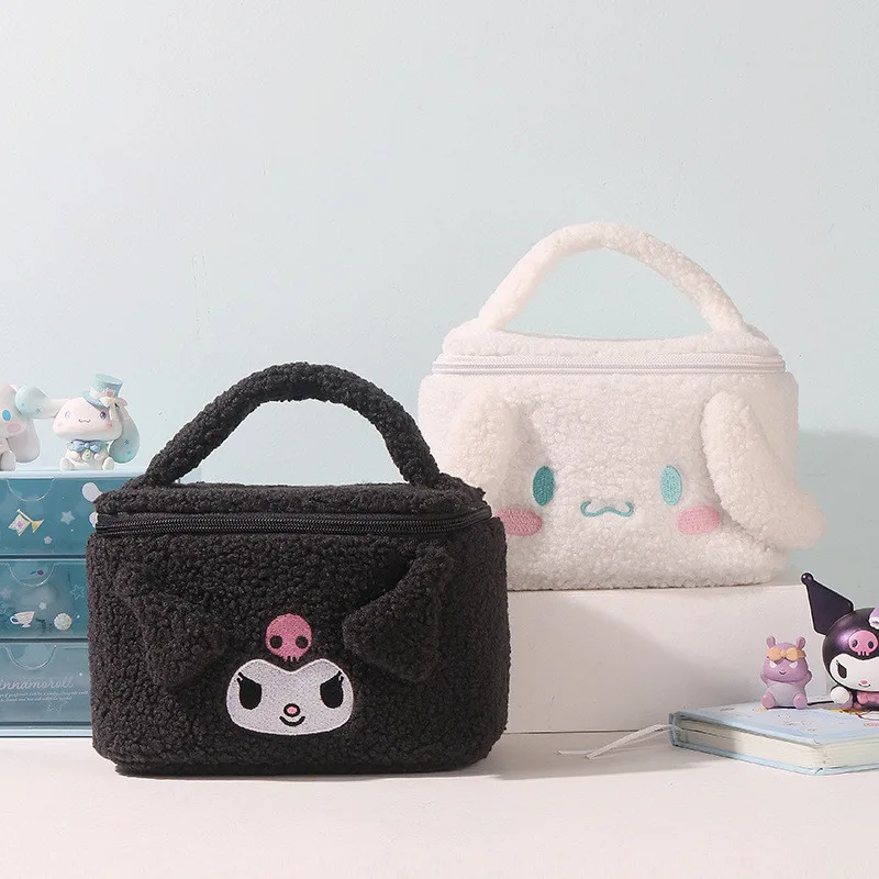 Sanrio Cinnamoroll Kuromi Kawaii модная квадратная сумка для макияжа плюшевая Женская универсальная большая емкость мультяшная сумка рождественские подарки
Sanrio Cinnamoroll Kuromi Kawaii модная квадратная сумка для макияжа плюшевая Женская универсальная большая емкость мультяшная сумка рождественские подарки