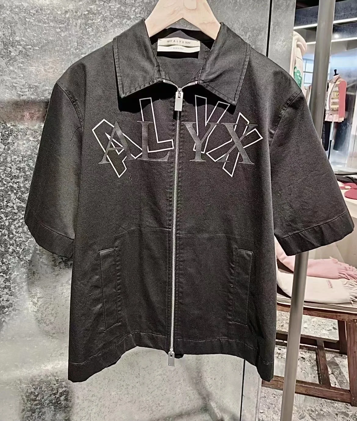 Oversized Summer 1017 ALYX 9SM Graffiti Inkjet Logo Lapel Zipper T-Shirts Men Women 1:1 Top Quality Tee Functional Black Shirt
Oversized Summer 1017 ALYX 9SM Graffiti Inkjet Logo Lapel Zipper T-Shirts Men Women 1:1 Top Quality Tee Functional Black Shirt