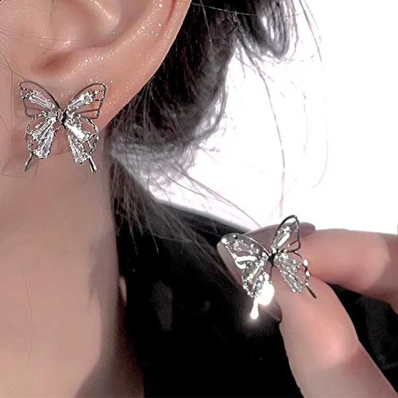 Korean Fashion Summer Hollow Butterfly Stud Earrings Shiny Zircon Women's Exquisite Earrings Party Jewelry
Korean Fashion Summer Hollow Butterfly Stud Earrings Shiny Zircon Women's Exquisite Earrings Party Jewelry