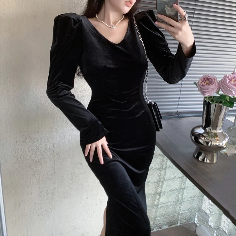 Женское длинное платье с V-образным вырезом
Женское длинное платье с V-образным вырезом