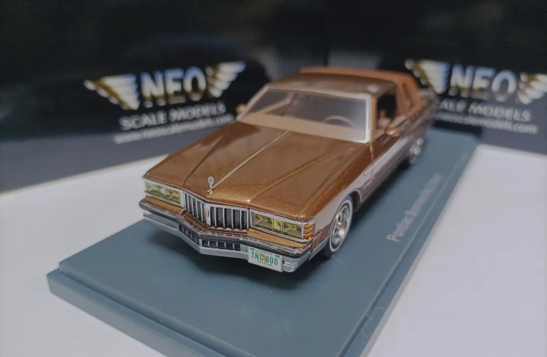 

Neo 1:43 For Bonneville Door 1972 Vintage Car Simulation Limited Edition Resin Metal Static Car Model Toy Gift