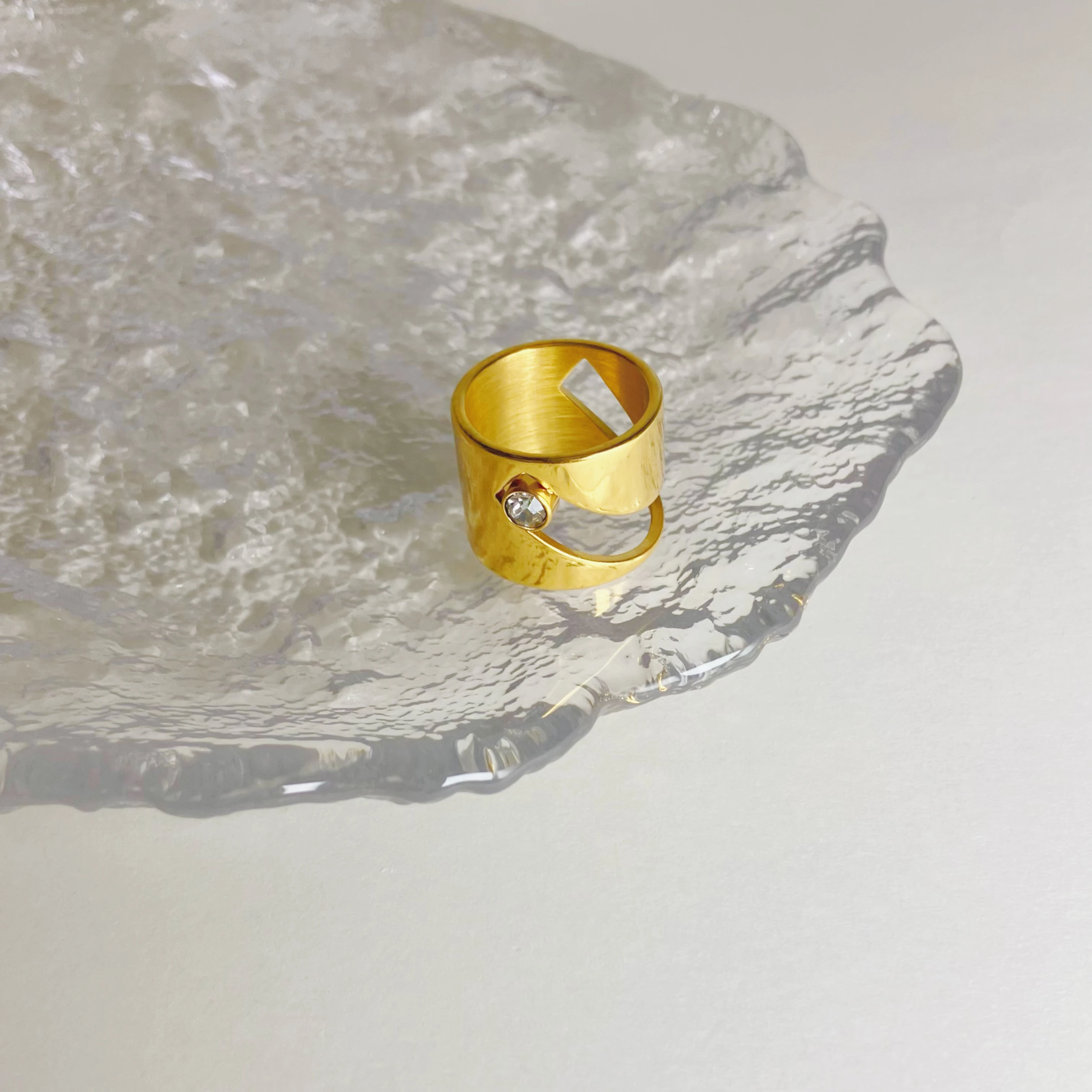 Fashion Wide Version Of Glossy Ring For Women Men Trending Products Stainless Steel Gold Color High-Quality Inlaid Zircon Ring
Fashion Wide Version Of Glossy Ring For Women Men Trending Products Stainless Steel Gold Color High-Quality Inlaid Zircon Ring