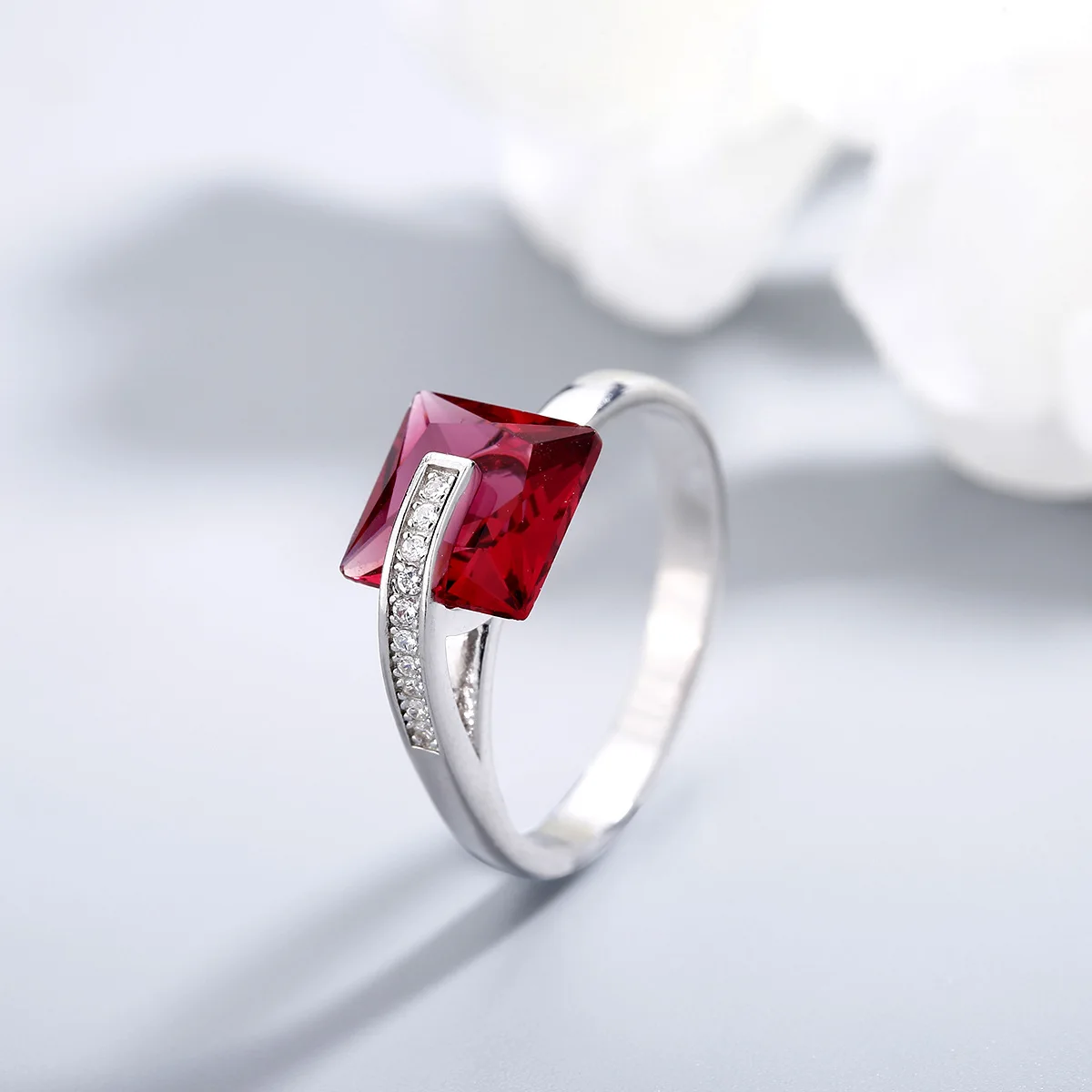 European and American vintage sterling silver 925S pigeon jacinth diamond inlaid exquisite high quality luxury party ring female
European and American vintage sterling silver 925S pigeon jacinth diamond inlaid exquisite high quality luxury party ring female