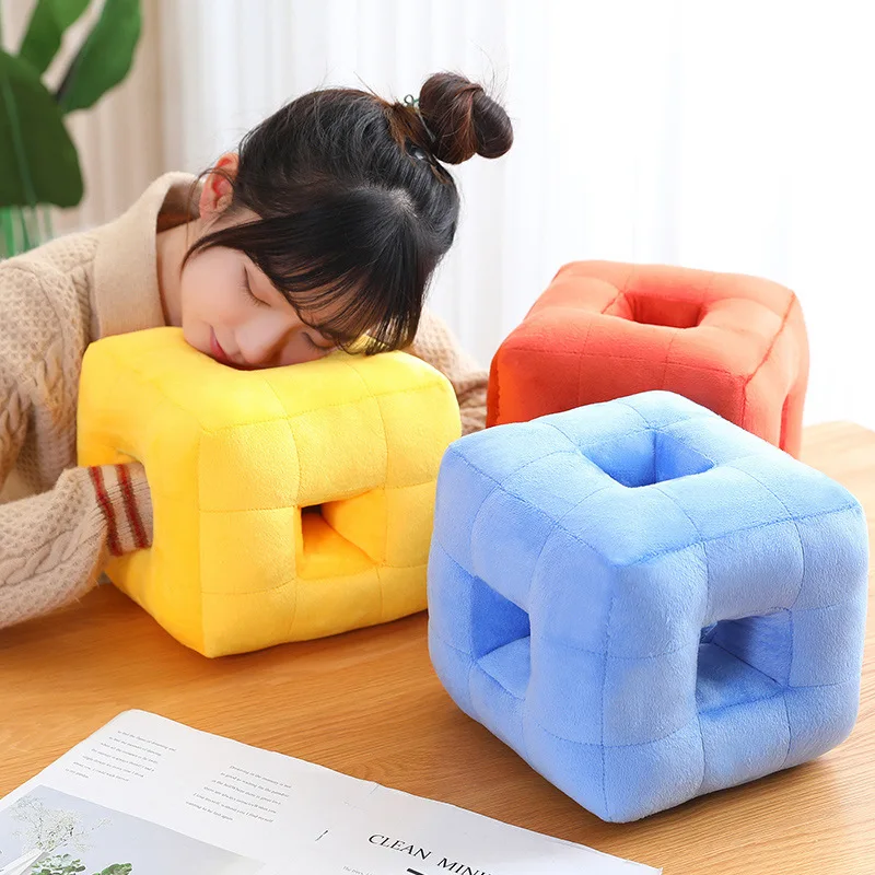 Подушка для сна в виде кубика Рубика маленькая переносная Подушка для сна в офис для начальной школы 
Подушка для сна в виде кубика Рубика маленькая переносная Подушка для сна в офис для начальной школы