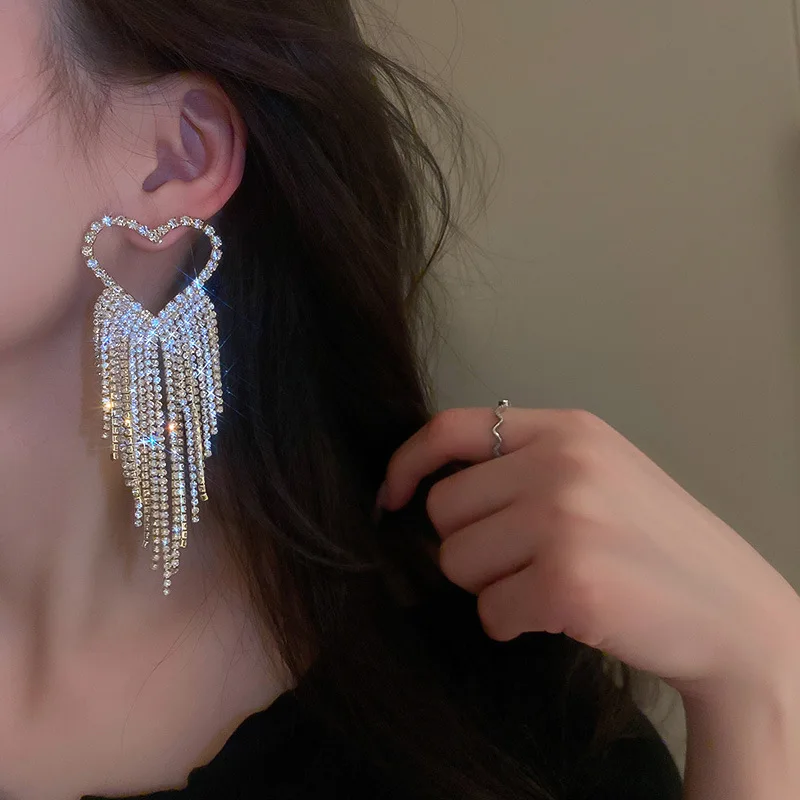 Luxury Women's Silver Needle Fan-shaped Heart Earrings Rhinestone Fringe Hanging Zircon Pendant Earrings New Jewelry Gifts
Luxury Women's Silver Needle Fan-shaped Heart Earrings Rhinestone Fringe Hanging Zircon Pendant Earrings New Jewelry Gifts