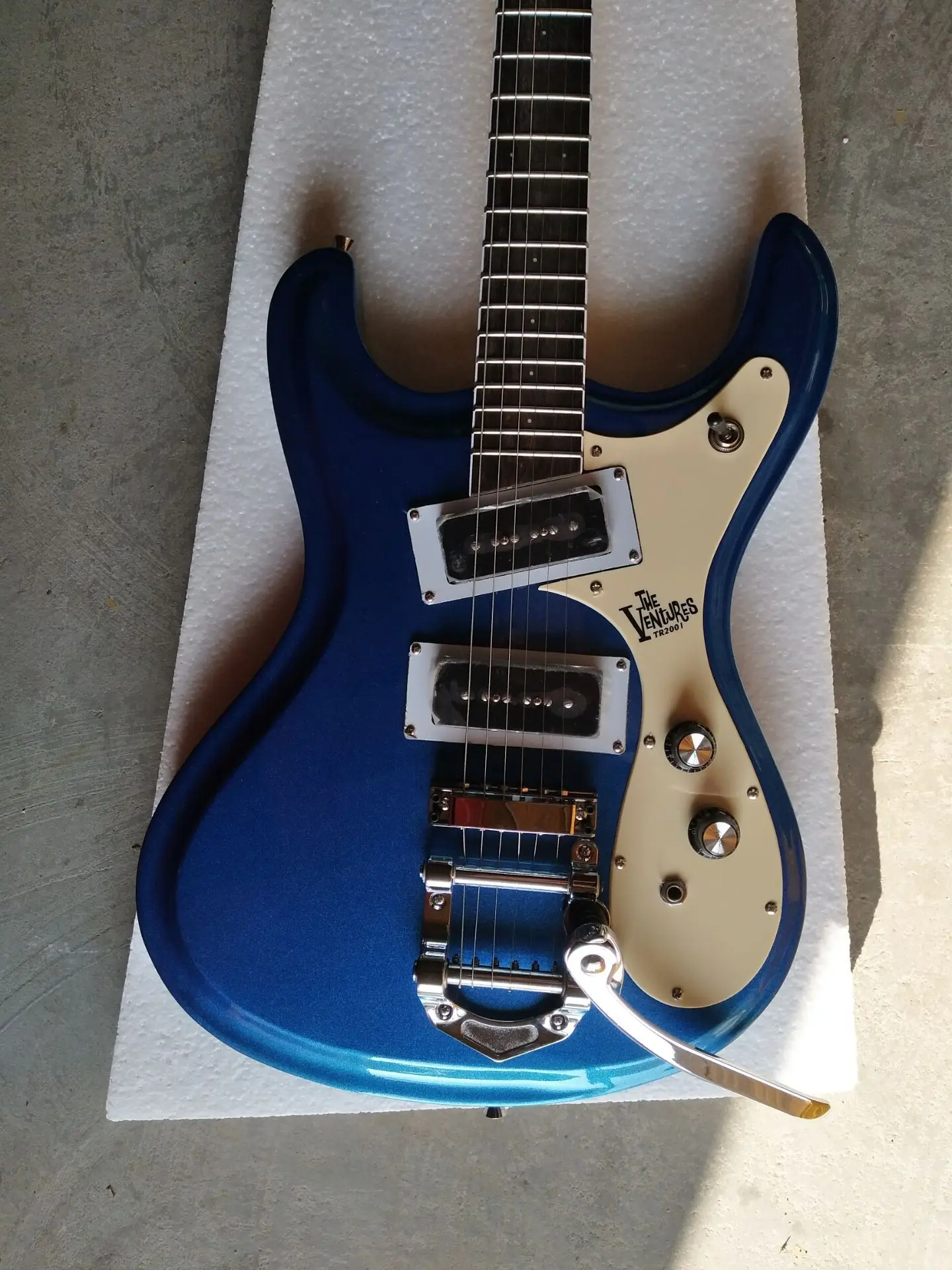 Mosrite металлическая синяя электрическая гитара Джонни Ramone Venture, брикет Bigs Tremolo, темная водная фотография, черная фотография
Mosrite металлическая синяя электрическая гитара Джонни Ramone Venture, брикет Bigs Tremolo, темная водная фотография, черная фотография