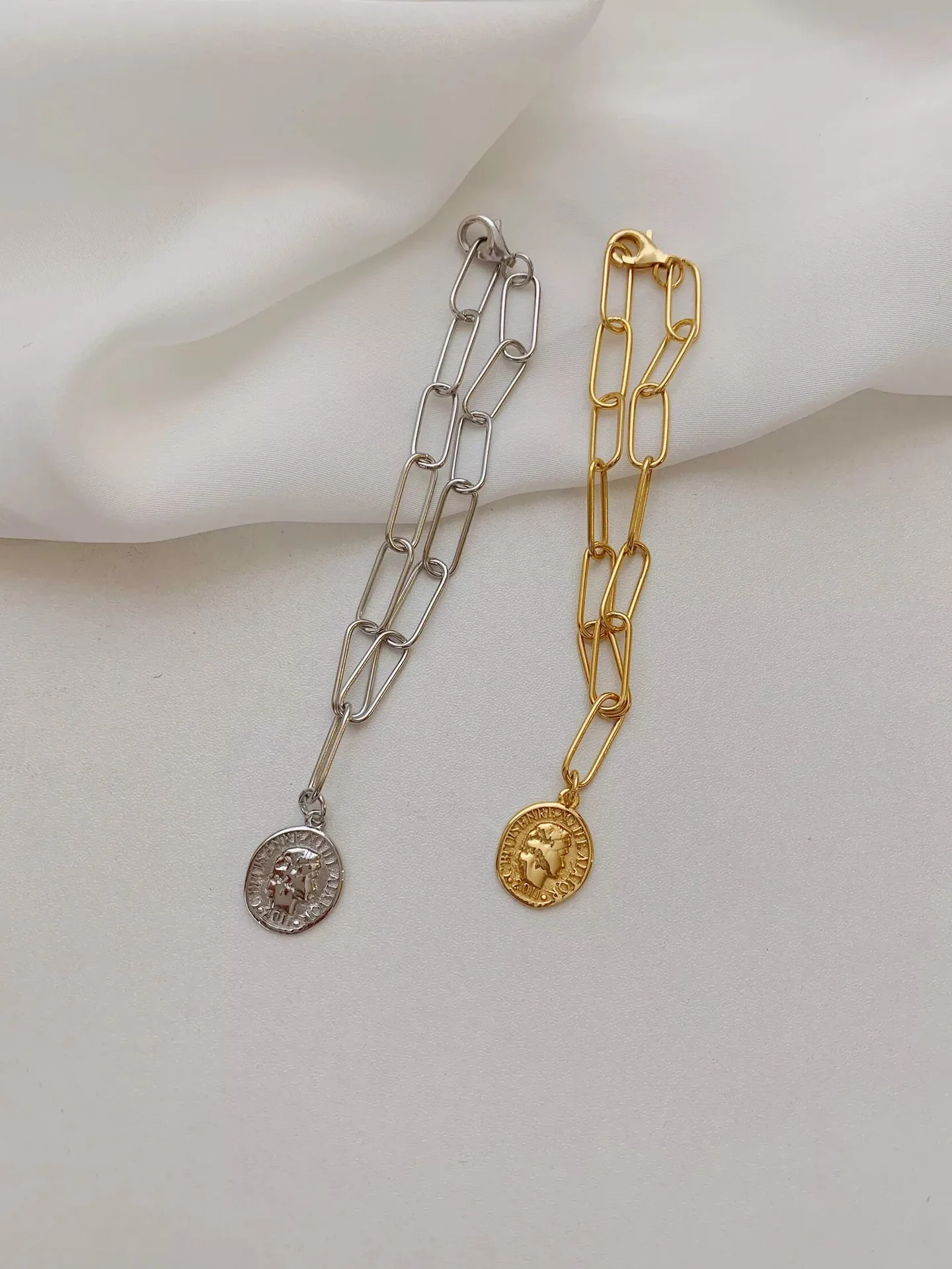 Korean version S925 sterling silver bracelet cold wind geometric portrait coin round card chain female bracelet silver chain
Korean version S925 sterling silver bracelet cold wind geometric portrait coin round card chain female bracelet silver chain