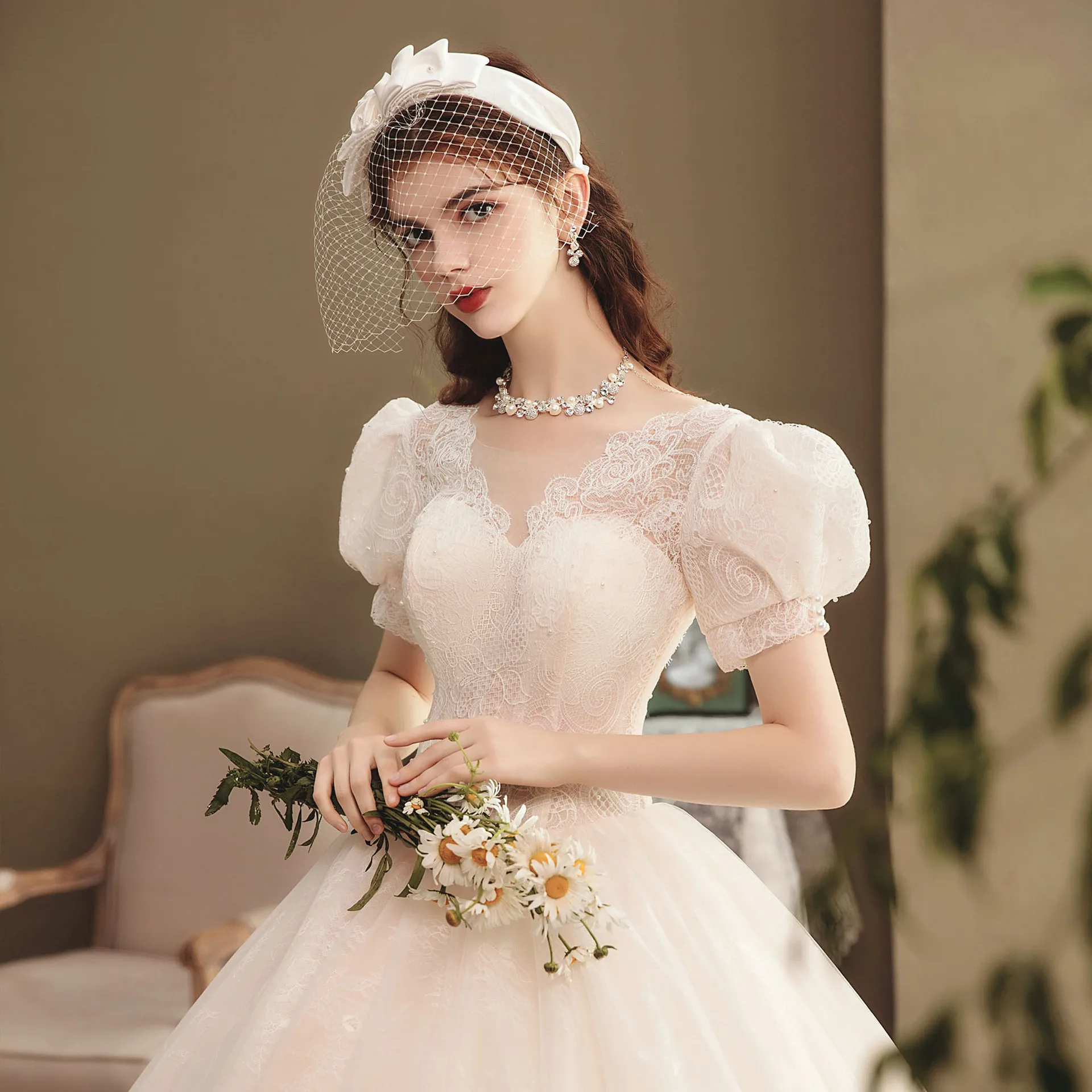 Ivory Princess Luxury Wedding Dresses Court Train V-Neck Lace Applique Pearls Pleat Puff Sleeve Bridal Formal Ball Banquet Gowns 
Ivory Princess Luxury Wedding Dresses Court Train V-Neck Lace Applique Pearls Pleat Puff Sleeve Bridal Formal Ball Banquet Gowns