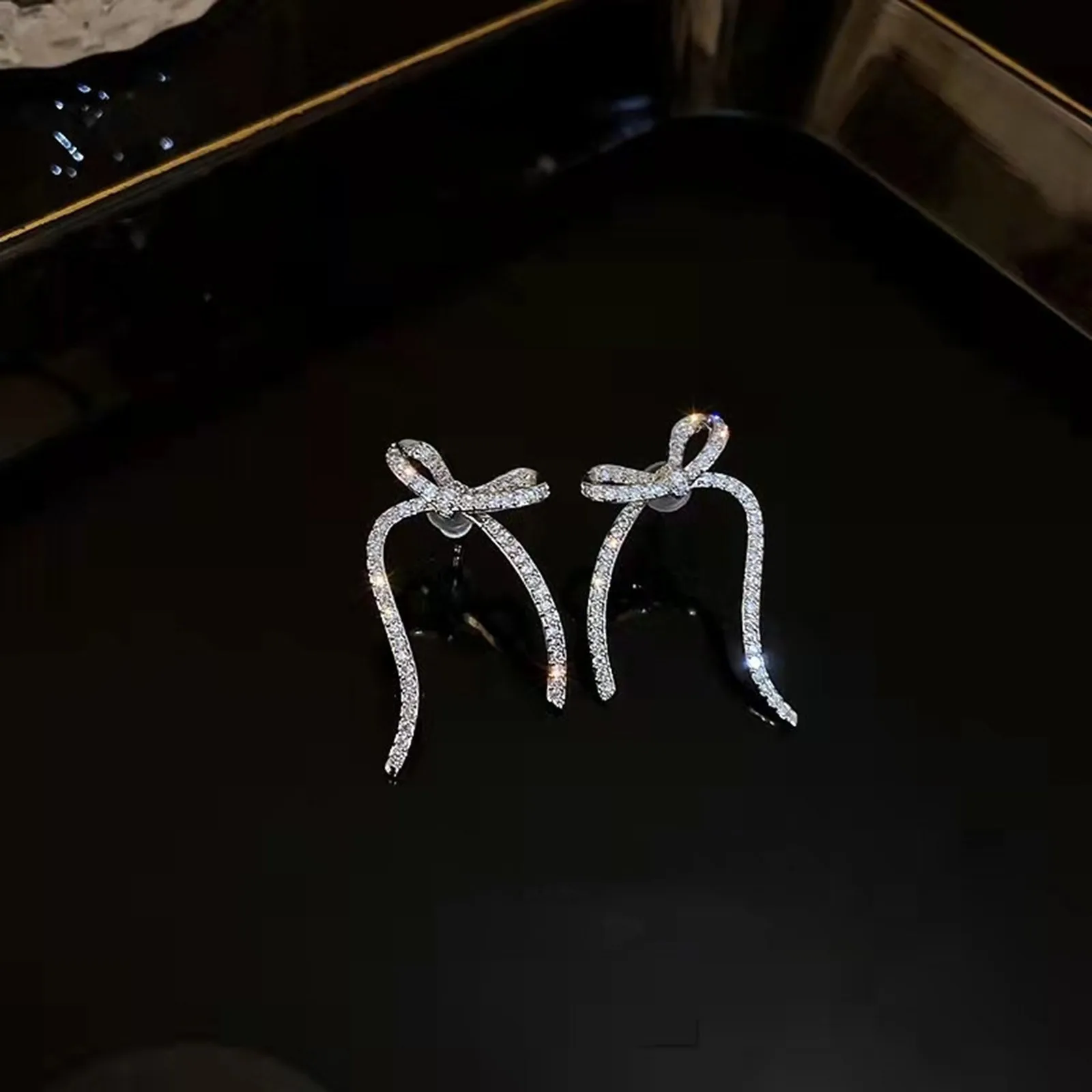 Silver Needle Diamond Bow 2022 Earrings Sweet Temperament Light Luxury High End Fashion Simple Diamond Ear Ringing for Women
Silver Needle Diamond Bow 2022 Earrings Sweet Temperament Light Luxury High End Fashion Simple Diamond Ear Ringing for Women