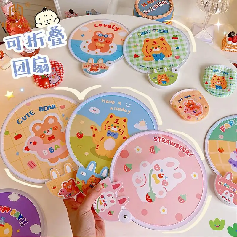 1pcs Small Folding Fan Draagbare Vouwen Fan Met Handvat Cartoon Mini Fan Vrouwen Zomer Ronde Fan Geschenken Creatieve Party Gift
1pcs Small Folding Fan Draagbare Vouwen Fan Met Handvat Cartoon Mini Fan Vrouwen Zomer Ronde Fan Geschenken Creatieve Party Gift