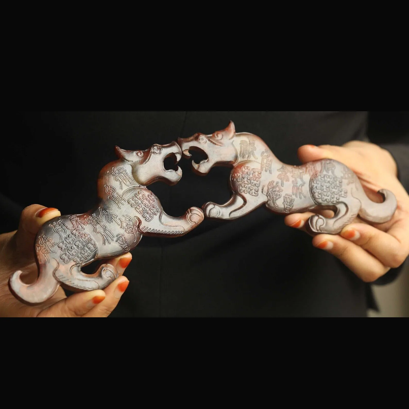 Старый китайский натуральный нефритовый Фотофон с двойным драконом 
Старый китайский натуральный нефритовый Фотофон с двойным драконом