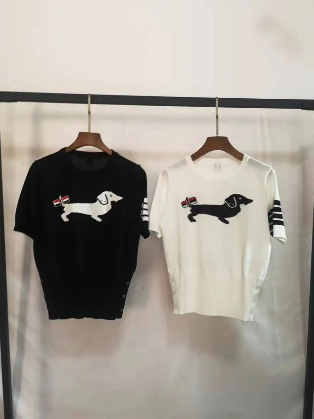 designer clothesSpring / summer 2022 puppy stripe Pullover knitted short sleeve T-shirt thin casual Korean top round neck
designer clothesSpring / summer 2022 puppy stripe Pullover knitted short sleeve T-shirt thin casual Korean top round neck