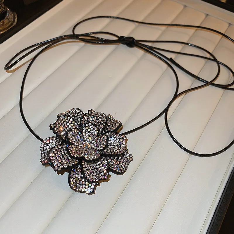 Ожерелье женское кожаное в стиле хип-хоп, плетеная веревка с цветочным принтом в европейском и американском стиле, цепочка до ключиц на свитер
Ожерелье женское кожаное в стиле хип-хоп, плетеная веревка с цветочным принтом в европейском и американском стиле, цепочка до ключиц на свитер
