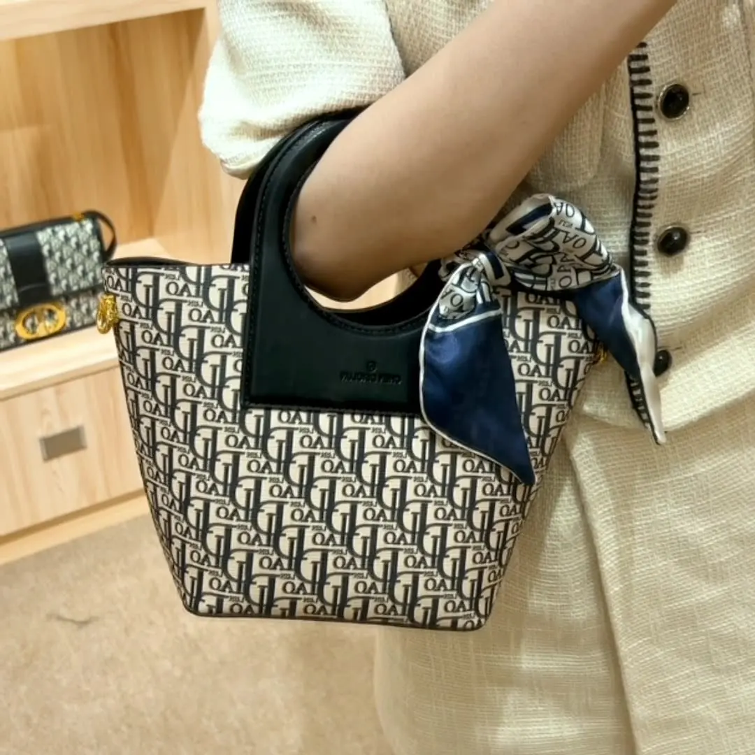2023 Leather women's handbag bucket bag printed silk scarf single shoulder crossbody style all-in-one bag A966
2023 Leather women's handbag bucket bag printed silk scarf single shoulder crossbody style all-in-one bag A966