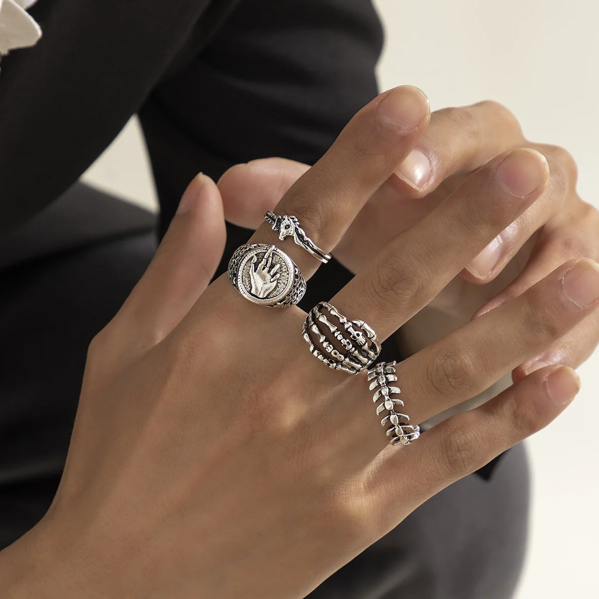 2022 Summer Creative 4pieces Sliver Rings Set Trendy Skull Finger Leaf Bone Personalized Goth Punk Simple Vintage Men Jewelry
2022 Summer Creative 4pieces Sliver Rings Set Trendy Skull Finger Leaf Bone Personalized Goth Punk Simple Vintage Men Jewelry