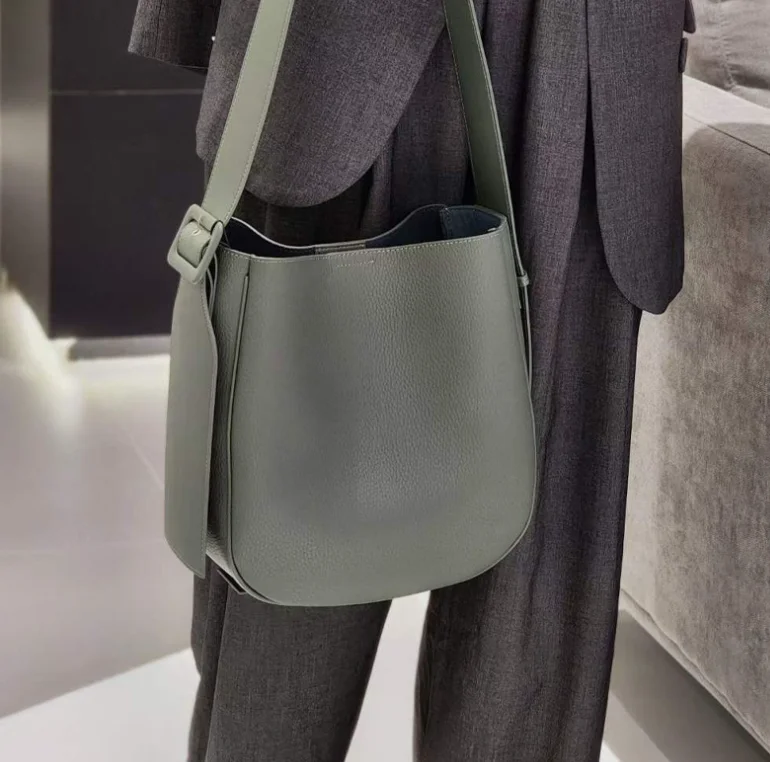 A8011 2023 женские Наплечные сумки высокого качества, мужские сумки через плечо, стильные кошельки для работы и отдыха, сумка-мессенджер с карманом на молнии сзади
A8011 2023 женские Наплечные сумки высокого качества, мужские сумки через плечо, стильные кошельки для работы и отдыха, сумка-мессенджер с карманом на молнии сзади