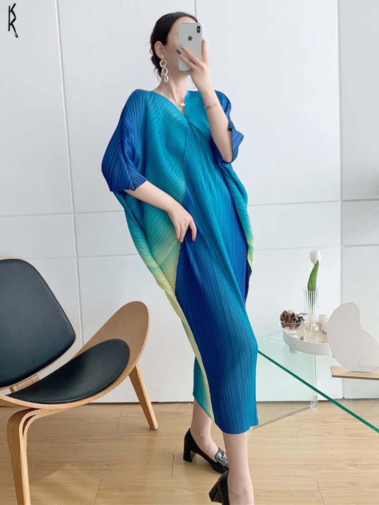 Gradient Bat Sleeve V-neck New Fashion Loose Long Dress For Women Spring Spring 2023 Miyake Pleated Dress For Women Elegant
Gradient Bat Sleeve V-neck New Fashion Loose Long Dress For Women Spring Spring 2023 Miyake Pleated Dress For Women Elegant