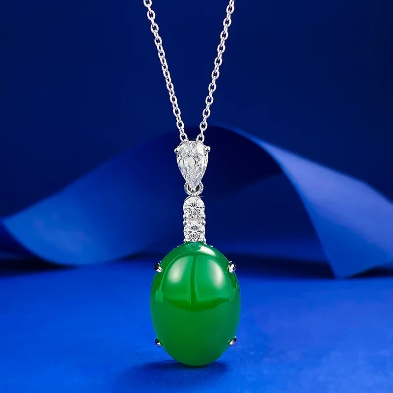 

The New S925 Silver Inlaid Emerald Emperor Green Egg Pendant with Chalcedony Necklace Is Adjustable